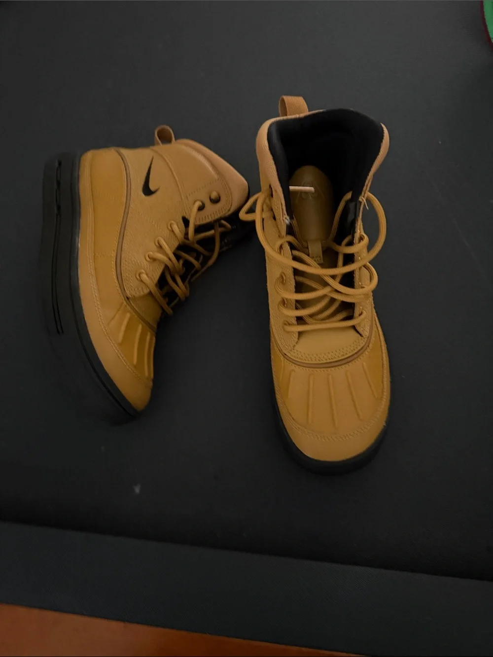 Nike Kids Tan/Black High-Top Lace-Up Boots